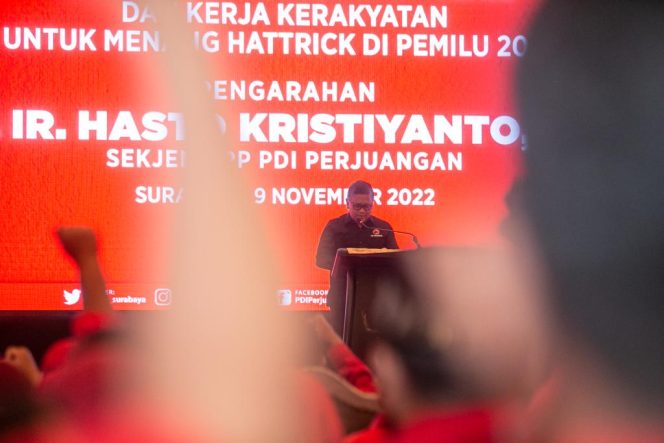 
Sekjen Hasto Sampaikan Pesan Megawati di Hadapan Ribuan Kader PDIP se- Surabaya