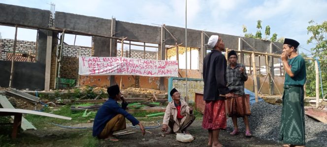 
Beredar Foto Penolakan Renovasi Gedung SD Tlagah 1 Bangkalan