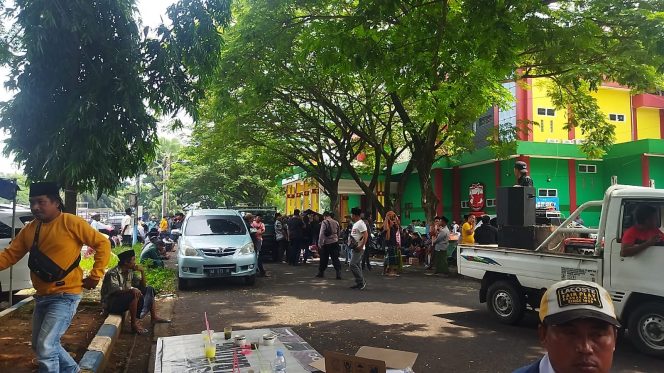 
Breakingnews, Ribuan Peserta Aksi Terkait Ketersedian Pupuk di Bangkalan Mulai Memadati Halaman SGB