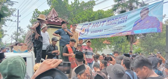 
Massa Aksi Duga Ada Mafia Pupuk di Bangkalan