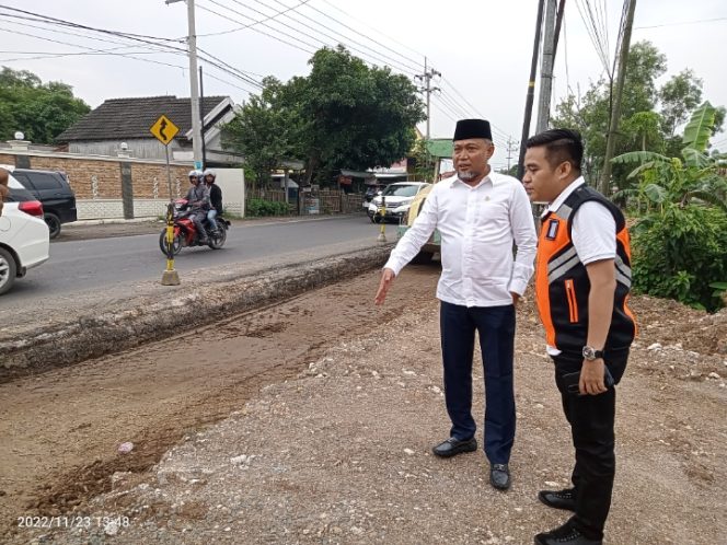 
Tinjau Progres Proyek Pelebaran Jalan Nasional di Madura, Anggota Komisi V DPR RI Syafiudin Asmoro Lakukan Kunsfik di Bangkalan