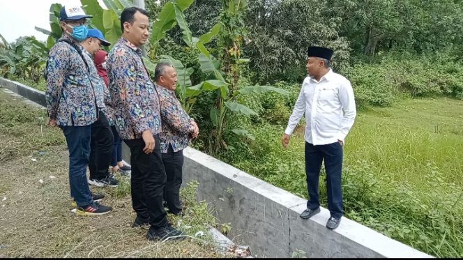 
Kunjungi Program Padat Karya Pembangunan Drainase di Sepanjang Jalan Akses Suramadu, Anggota Komisi V DPR RI Syafiudin Asmoro Pastikan Kwalitas Baik
