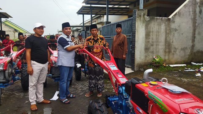 
Mendapatkan Bantuan Handtraktor dari Anggota DPRD Jatim, Begini Ekspresi Poktan Bangkalan