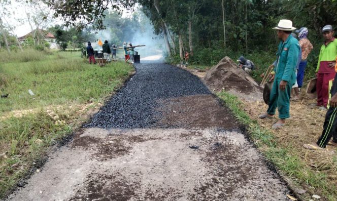 
Dua Titik Perbaikan Jalan Desa Tramok Telan Anggaran Rp 1 Miliar Lebih