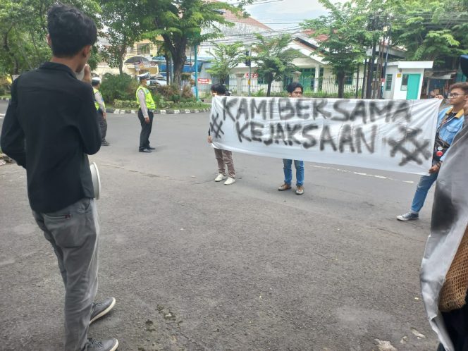 
Gelar Aksi, Gabungan Masyarakat dan Mahasiswa Desak Kejaksaan Usut Tuntas Kasus Pungli Bawaslu Kota Surabaya