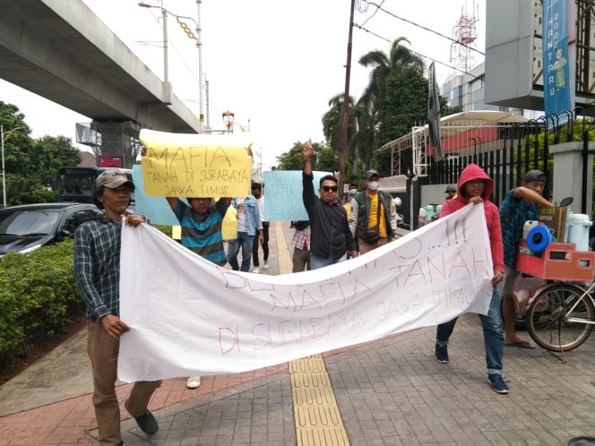 
Diduga Ada Mafia Tanah di Surabaya, Puluhan Massa Gelar Aksi Didepan Kantor Kementerian ATR/BPN RI