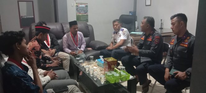 
Gerah Karena Banyak PJU Mati dan Parkir Bermasalah Disekitar Kampus, Mahasiswa UTM Satroni Kantor Dishub Bangkalan