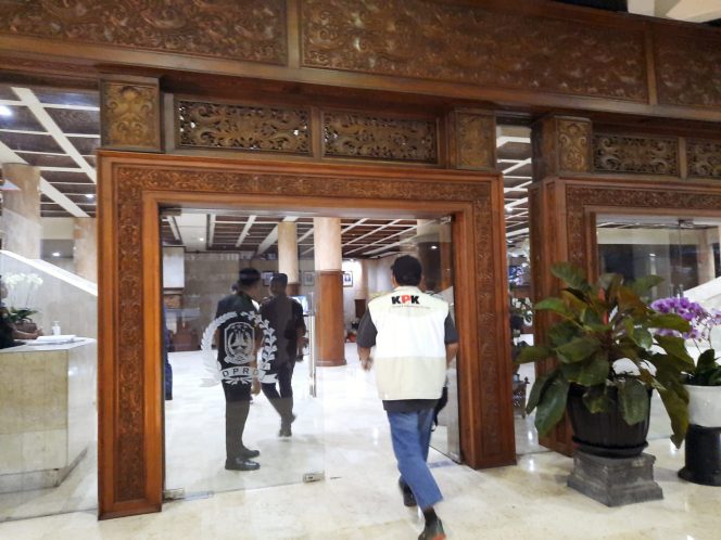 
Terkait Kasus Dana Hibah, KPK Kembali Geledah Gedung DPRD Jatim