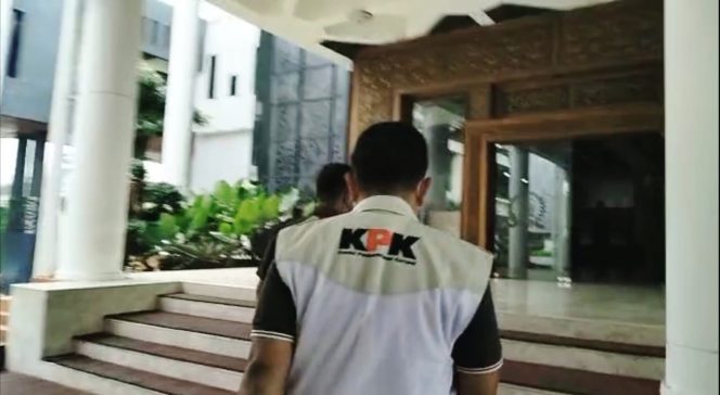 
Soal Suap Dana Hibah, KPK Periksa Ketua dan Wakil Ketua DPRD Jatim