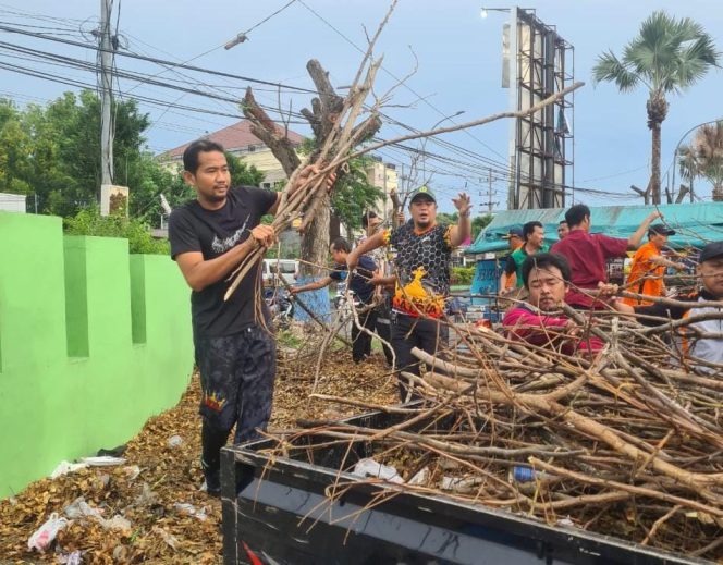 
Keren, Kadispora Bangkalan Pimpin Langsung Pembersihan Sampah Ranting Pohon yang Berserakan di Halaman SGB