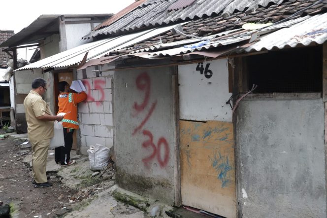 
Hidup di Kolong Tol, Pemkot Surabaya Akhirnya Relokasi 32 Warga Kampung 1001 Malam