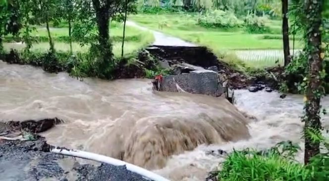 
Jembatan Akses Warga Antar Desa di Pulau Bawean Terputus Akibat Cuaca Ekstrem