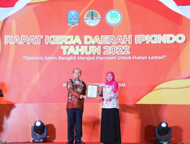 
Khofifah Raih Penghargaan Pembina Penyuluh Kehutanan dari Menteri LHK