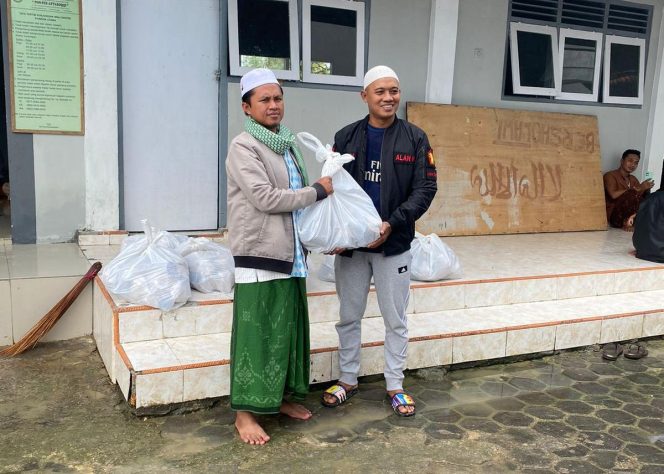 
Peduli, Anggota DPRD Sampang Bagikan Nasi Bungkus untuk Santri  Terdampak Banjir