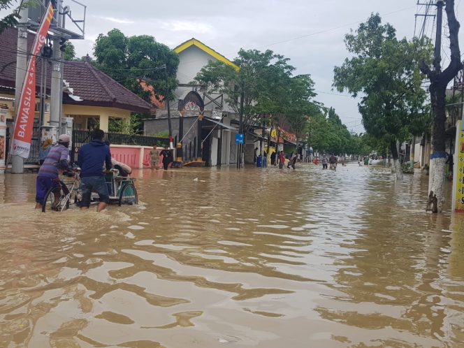 
Terdampak Banjir, Masyarakat Terpaksa Naik Becak Engkol Menuju RSUD Sampang