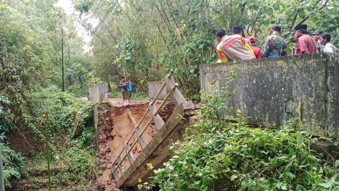 
Lagi, Jembatan Penghubung Desa Ambruk Diterjang Banjir Bandang, Aktivitas Masyarakat Terganggu