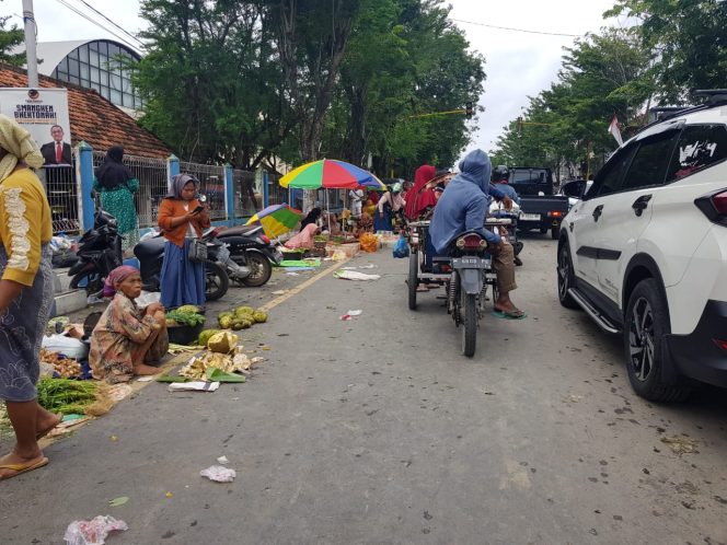 
Terdampak Banjir, Pedagang Pasar Srimangunan Sampang Berjualan di Pinggir Jalan
