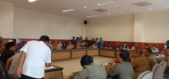 
Puluhan Pedagang Pasar Ki Lemah Duwur Audiensi ke DPRD Bangkalan