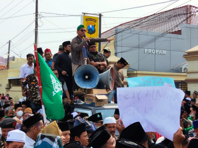 
Ribuan Warga Nahdliyin Demo Mapolres Pamekasan, Tuntut Ustad Wahabi Ditangkap