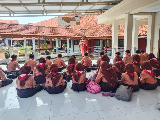 
Banjir Tak Kunjung Surut, Pembelajaran Siswa SMP Negeri 2 Diungsikan ke Masjid