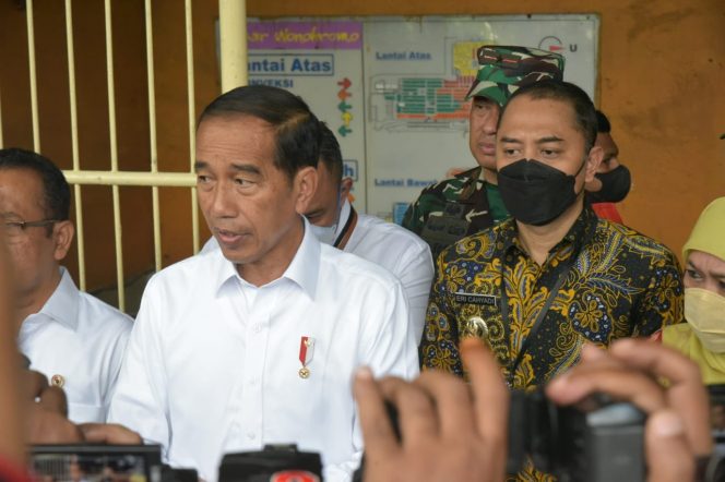 
Presiden Jokowi Cek Harga Minyak dan Beras di Pasar Wonokromo Surabaya