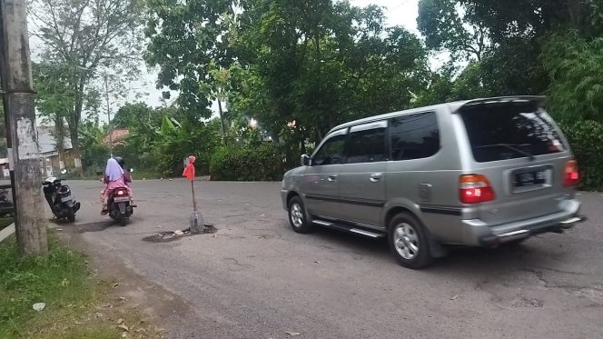 
Jalan Rusak Parah, Pemkab Bangkalan Hanya Mampu Tambal Sulam