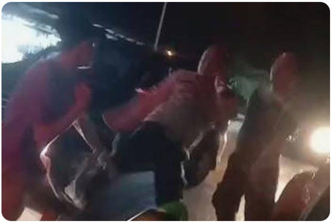 
Viral Video “Tarung Bebas” Seorang Pemuda dan Anggota Polisi di Sampang, Ternyata Ini Penyebabnya