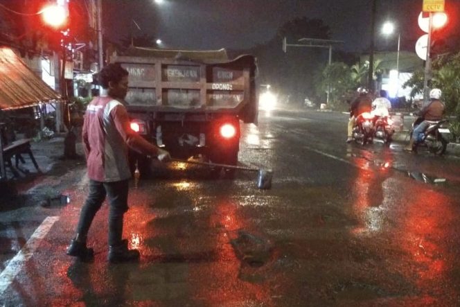 
Musim Penghujan, Pemkot Surabaya Tambal Sulam Jalan Berlubang di 100 Titik Per Hari