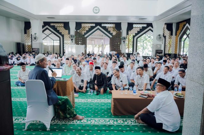 
Ngaji Bareng HUT SIER ke-49, Gus Ali Ajak Karyawan Istiqomah Kokoh Spiritual, Intelektual dan Finansial