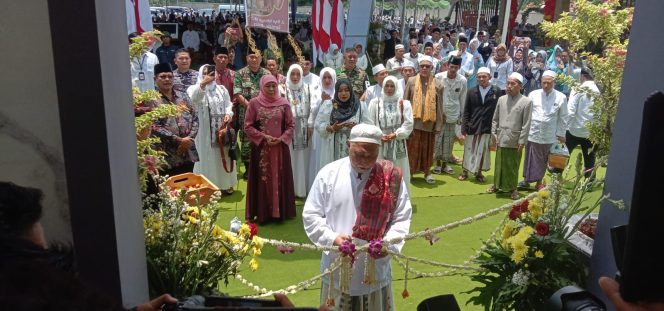 
Gubernur Jatim Resmikan Warung Bebek Sinjay di Bangkalan