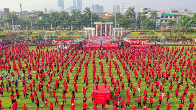 
Ribuan Kader PDIP Merahkan Tugu Pahlawan dengan Senam Sicita