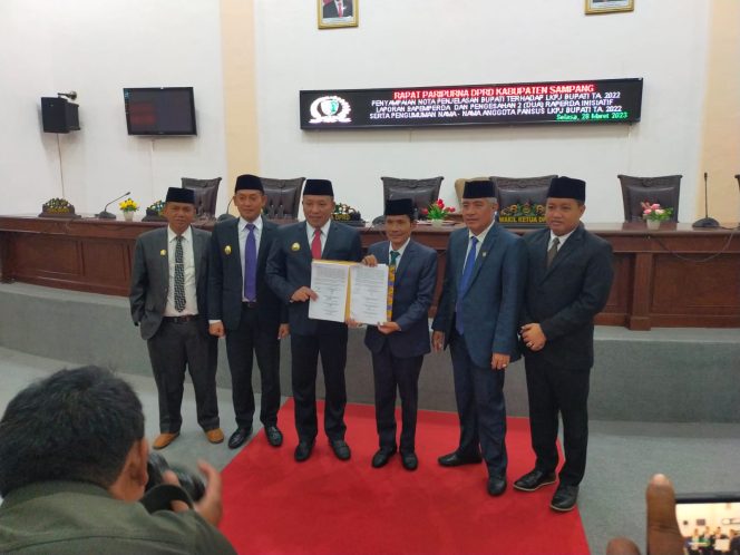 
Rapat Paripurna, DPRD Sampang Terima Dokumen LKPj Bupati 2022