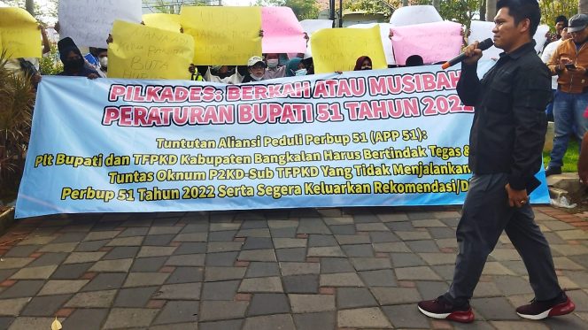 
Tuntut PLT Bupati Keluarkan Diskresi APP 51 Geruduk Pemkab Bangkalan