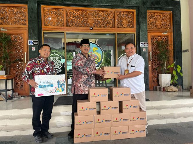 
Bentuk Rasa Syukur PHE WMO Serahkan Paket Sembako di Bangkalan