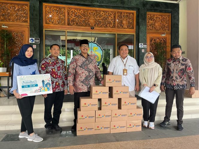 
PHE WMO Bagikan 4.251 Paket Sembako Kepada Gakin di Bangkalan