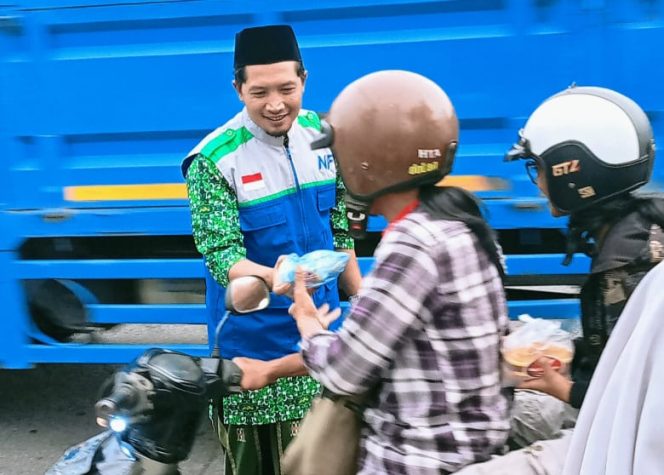 
LAZIS Nurul Falah Bersama DPD BKPRMI Kota Blitar dan Kapolres Bagikan 10.000 Takjil