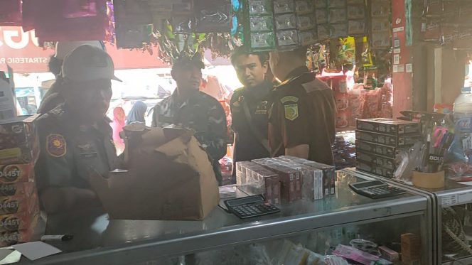 
Jual Rokok Ilegal, Pedagang Mendapat Teguran Tim Satgas