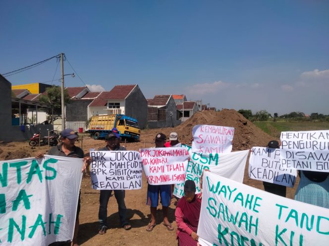 
Tidak Bisa Mengolah Lahan Pertaniannya, Petani Urangagung Sidoarjo Protes