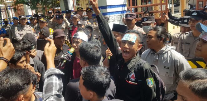 
Pemkab Terlilit Hutang, Formasa Demo DPRD Sampang