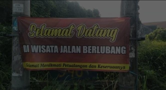 
Tak Kunjung Diperbaiki, Warga Bangkalan Pasang Banner Wisata Jalan Berlubang