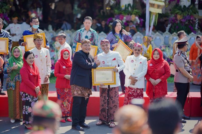 
Hari Jadi Kota Surabaya, SIER Terima Penghargaan dari Wali Kota