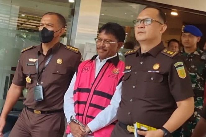 
Merugikan Negara Hingga 8 Triliun, Menkominfo Johnny G Plate Jadi Tersangka Kasus Korupsi BTS 4G Bakti Kominfo