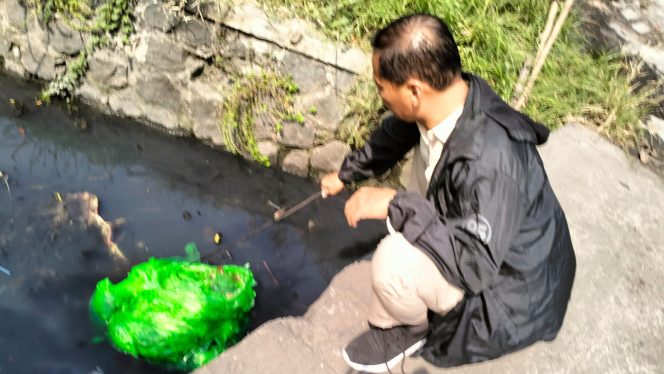 
Gegerkan Warga, Mayat Terbungkus Plastik Hanyut di Sungai