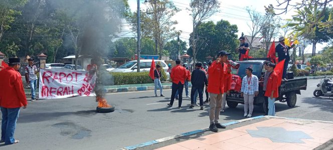 
Mendapat Hadiah Rapor Merah dari Mahasiswa, Begini Tanggapan Kapolres Bangkalan