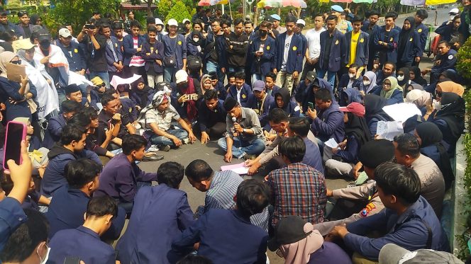 
Hanya Dua Bulan Puluhan Motor Hilang, Dua Hari Berturut-turut Mahasiswa Demo Polres Bangkalan