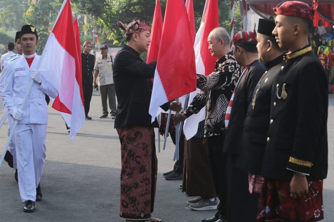 
Sambut HUT ke-78 RI, Pemkot Surabaya Wajibkan ASN Sumbang Bendera Merah Putih Sebanyak 10 Juta