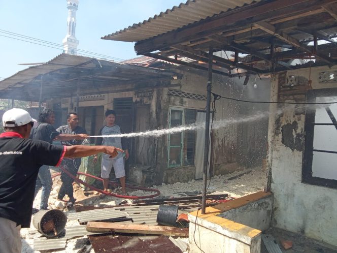 
Ditinggal Penghuninya, Satu Rumah Warga di Sampang Hangus Terbakar