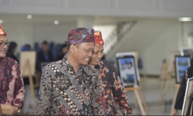 
Pameran Kekayaan Madura Melalui Karya Fotografi Dies Natalis Fisib Berhasil Mencuri Perhatian Rektor UTM