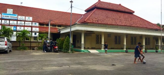 
Viral Praktik Jual Beli Seragam Berkedok Koperasi Sekolah, Humas SMAN 1 Bangkalan : Pada Dasarnya Semua Itu Keputusan MKKS