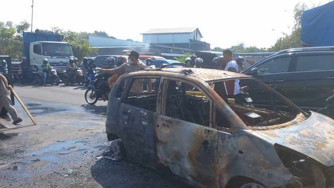 
Berawal Ada Api dari Dashboard, Mobil Karimun Terbakar di Sidoarjo